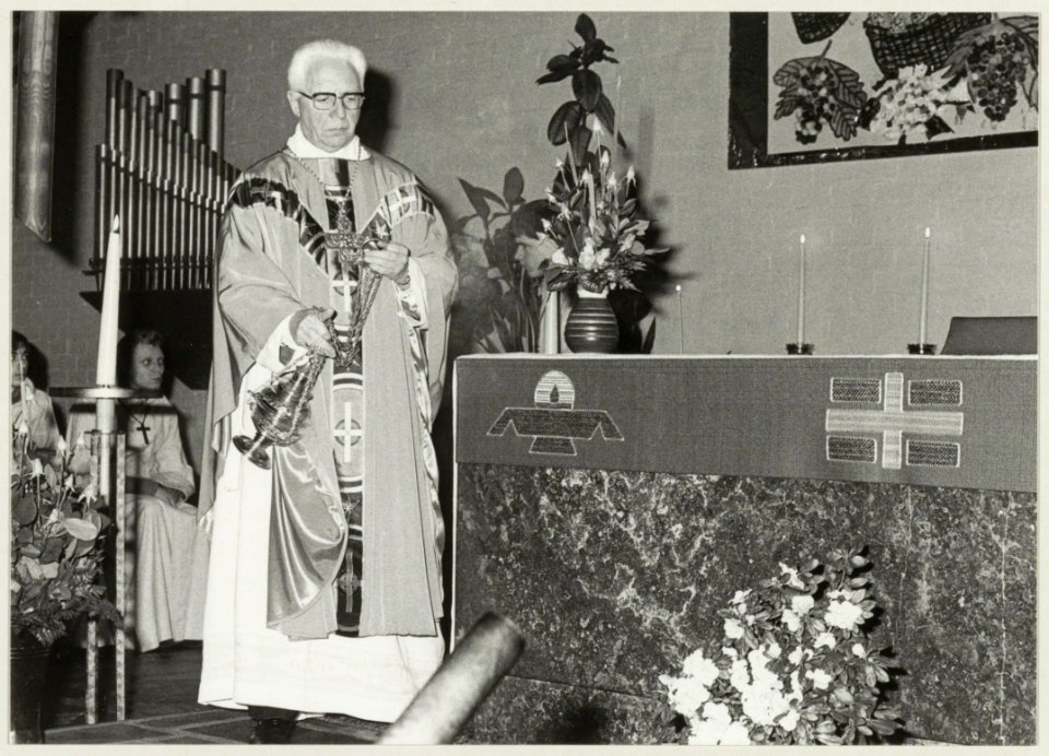 Bisschop Mgr. Zwartkruis draagt de mis op ter gelegenheid van het 20-jarig bestaan van de Pastoor Van Arskerk in Parkwijk. NL-HlmNHA 54011487