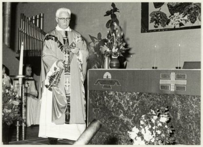 Bisschop Mgr. Zwartkruis draagt de mis op ter gelegenheid van het 20-jarig bestaan van de Pastoor Van Arskerk in Parkwijk. NL-HlmNHA 54011487