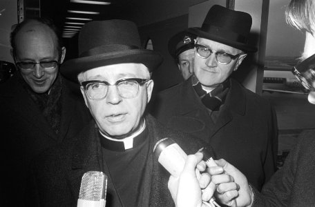 Bisschoppen arriveren op Schiphol uit Rome midden mgr. Zwartkruis, Bestanddeelnr 924-2077