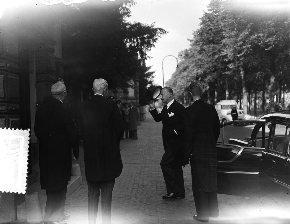 Bisschoppaleis Utrecht condolatiebezoek bij Kardinaal De Jong, Bestanddeelnr 907-3218