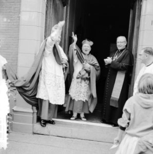 Bisschop van Den Bosch W. P. A. M. Mutsaerts neemt afscheid, v.l.n.r. Mgr. W. M., Bestanddeelnr 911-4054