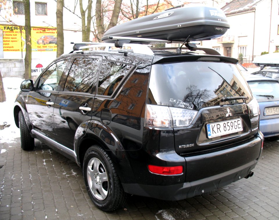 Black Mitsubishi Outlander in Kraków (3)