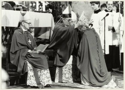 Bisschop Bomers zet de mijter op het hoofd van zijn hulpbisschop monseigneur Lescrauwaet, in de Kathedraal St. Bavo. NL-HlmNHA 54014444