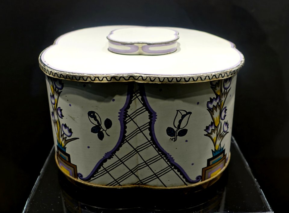 Biscuit box for the Hermann Bahlsen Company, by Emanuel Josef Margold, c. 1912-1915, tinplate and paper - Museum Künstlerkolonie Darmstadt - Mathildenhöhe - Darmstadt, Germany - DSC06067