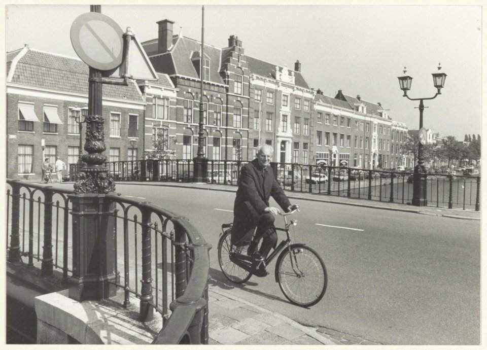 Bisschop mgr. Lescrauwaet op de fiets op de Kruisbrug. NL-HlmNHA 54023498