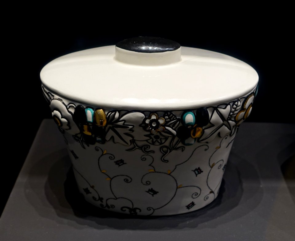 Biscuit box for the Hermann Bahlsen Company, by Emanuel Josef Margold, c. 1912-1915, tinplate and paper - Museum Künstlerkolonie Darmstadt - Mathildenhöhe - Darmstadt, Germany - DSC06077