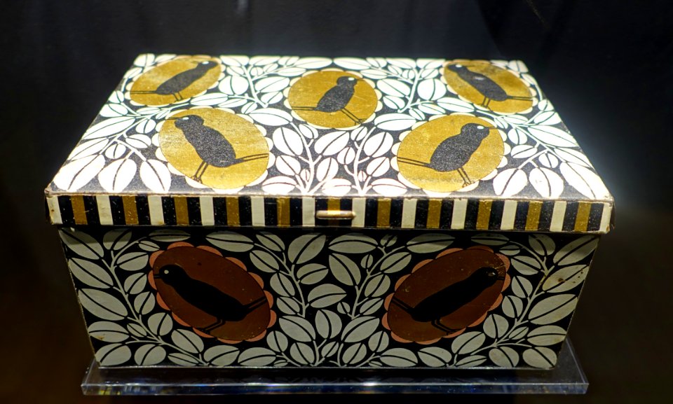 Biscuit box for the Hermann Bahlsen Company, by Emanuel Josef Margold, c. 1912-1915, tinplate and paper - Museum Künstlerkolonie Darmstadt - Mathildenhöhe - Darmstadt, Germany - DSC06099