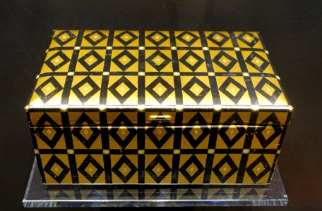Biscuit box for the Hermann Bahlsen Company, by Emanuel Josef Margold, c. 1912-1915, tinplate and paper - Museum Künstlerkolonie Darmstadt - Mathildenhöhe - Darmstadt, Germany - DSC06091