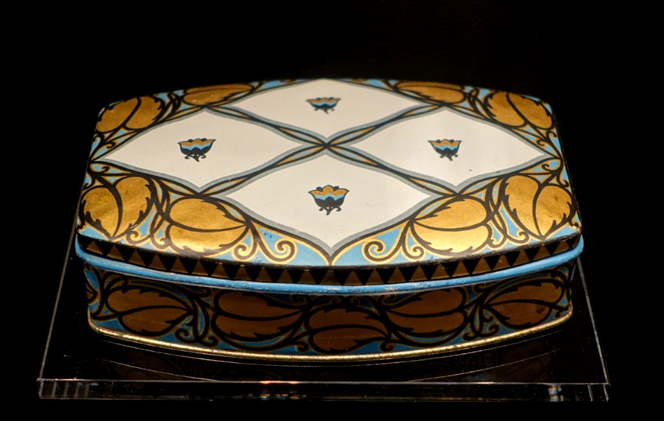 Biscuit box for the Hermann Bahlsen Company, by Emanuel Josef Margold, c. 1912-1915, tinplate and paper - Museum Künstlerkolonie Darmstadt - Mathildenhöhe - Darmstadt, Germany - DSC06075