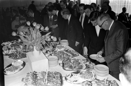 Bioscoopexploitanten bjieen in bioscoop Du Midi. Buffet, Bestanddeelnr 921-1729