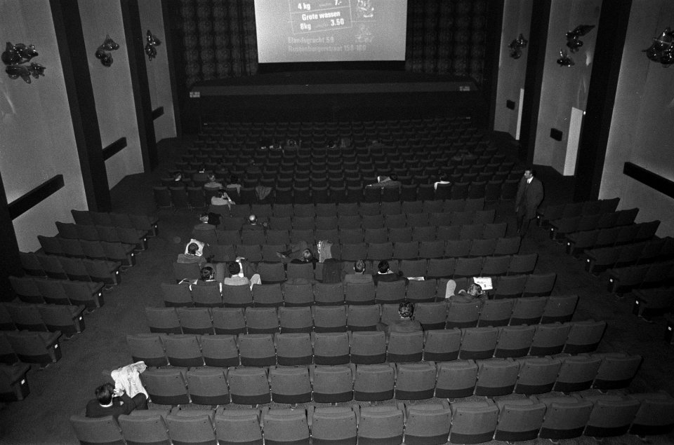 Bioscoop Rembrandtpleintheater, in pauze, Bestanddeelnr 922-3418