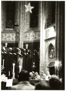 Bisschop Bomers in de Heilig Hartkerk tijdens de kerstnacht