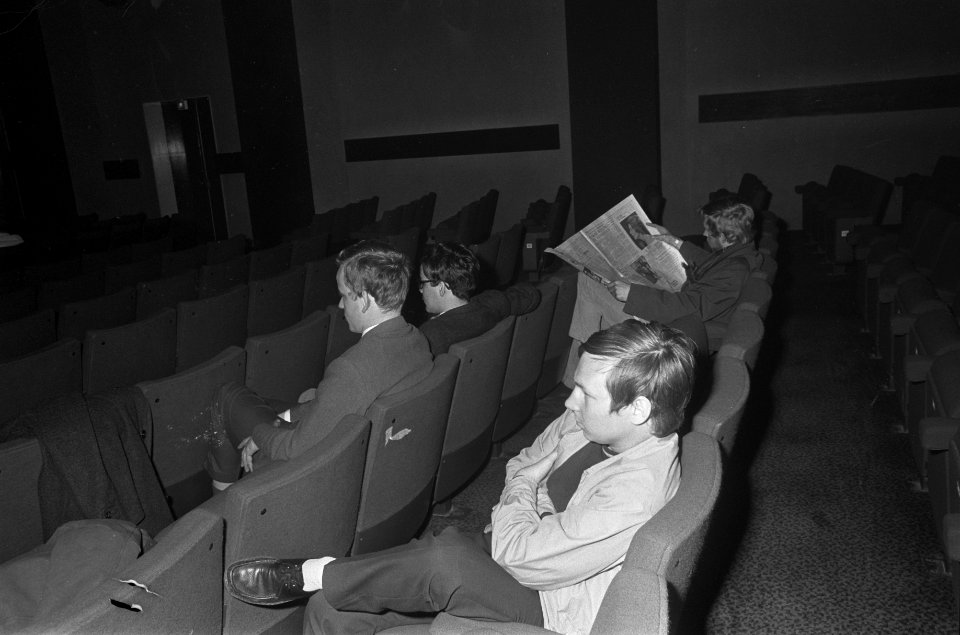 Bioscoop Rembrandtpleintheater, in pauze, Bestanddeelnr 922-3415