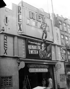 Bioscoop Rex Theater te Amsterdam. Reclame voor de film Niemand zal't weten ui, Bestanddeelnr 903-7494