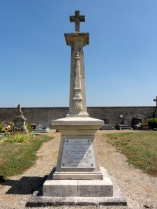Bislée (Meuse) monument aux morts au cimetière