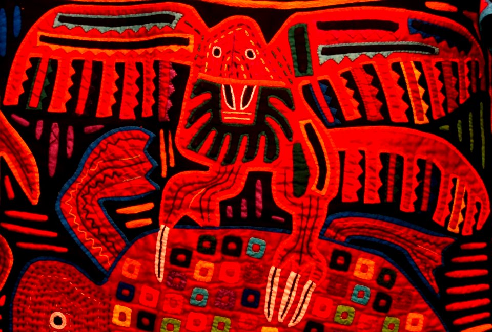 Bird in Mola blouse, Kuna peoples, San Blas Islands, Panama, 20th century, cotton, polyester - Fernbank Museum of Natural History - DSC09997 (cropped)