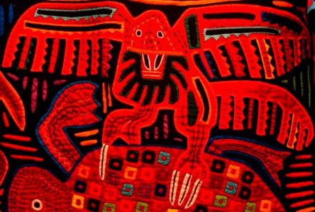 Bird in Mola blouse, Kuna peoples, San Blas Islands, Panama, 20th century, cotton, polyester - Fernbank Museum of Natural History - DSC09997 (cropped)