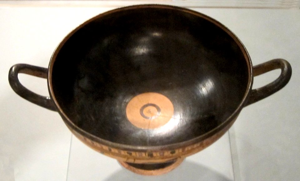 Black-figure terracotta kylix (wine cup), Greece. late 6th century BCE, Honolulu Academy of Arts (cropped 2)