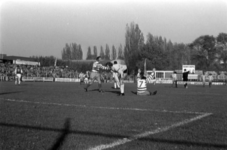 Blauw-Wit tegen Volewijckers 2-0, links Meyer juichend, Bestanddeelnr 925-0741