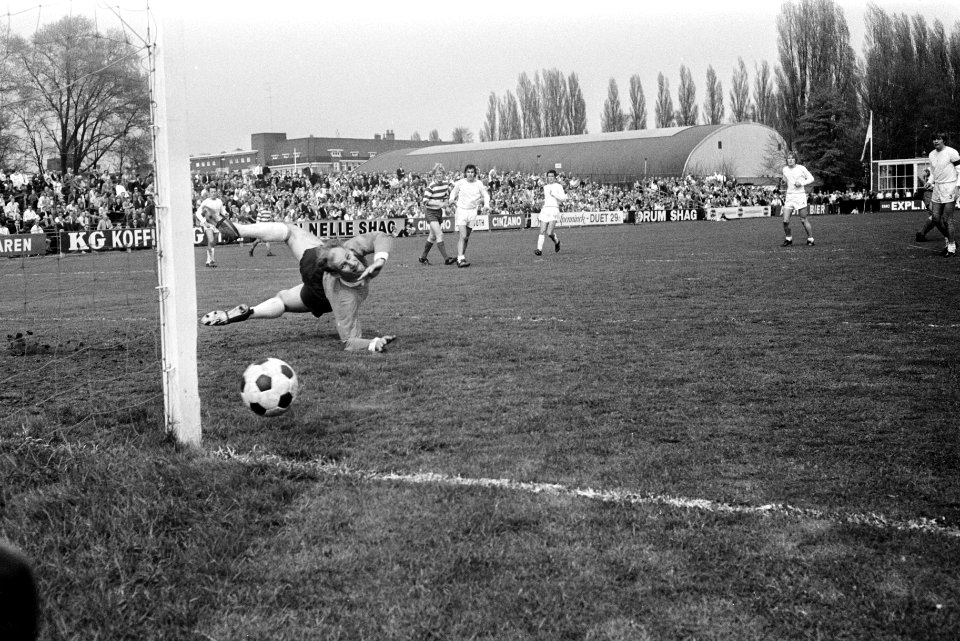 Blauw-Wit tegen Volewijckers 0-1 nr. 5 keeper Duits (Volewijckers) duikt, Bestanddeelnr 923-5026