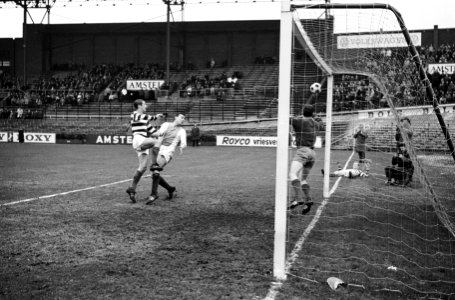 Blauw Wit tegen Volewijckérs 1-1. Spelmoment voor doel Volewijckers met Koeman (, Bestanddeelnr 915-0405