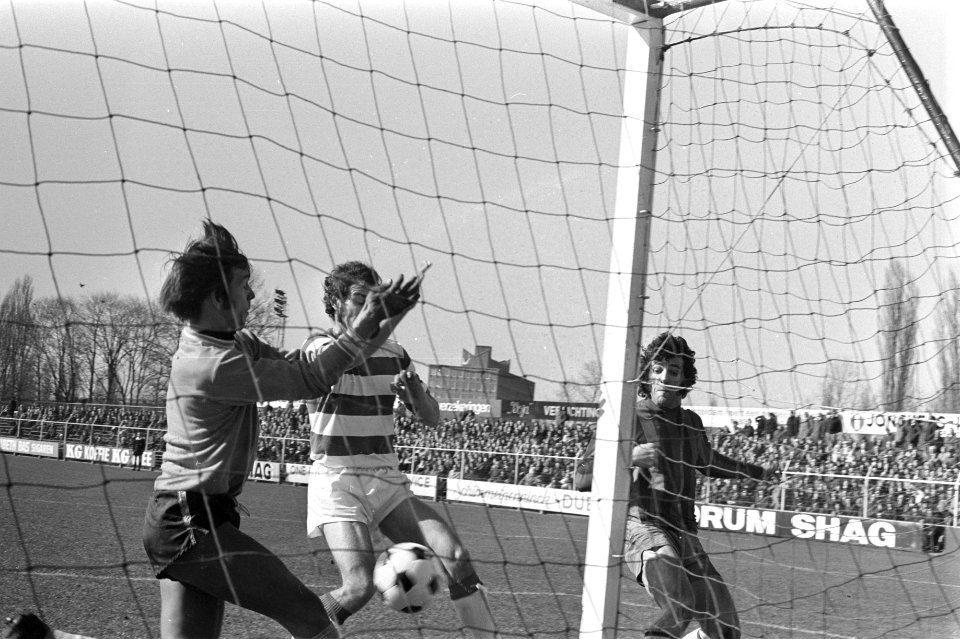 Blauw-Wit tegen Haarlem 1-6, De Goede (rechts) scoort 0- links keeper Bes, nr 1, Bestanddeelnr 925-4511