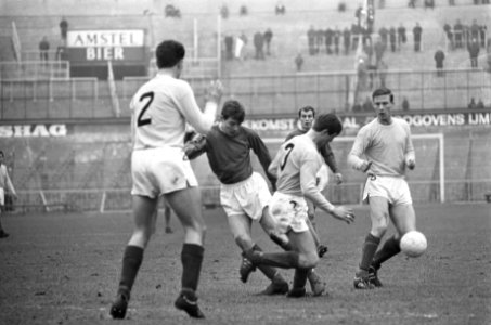 Blauw-Wit tegen DHC 2-2, v.l.n.r. Van Galen, Muskee, De Waal, Kwakkernaat (DHC) , Bestanddeelnr 919-9865