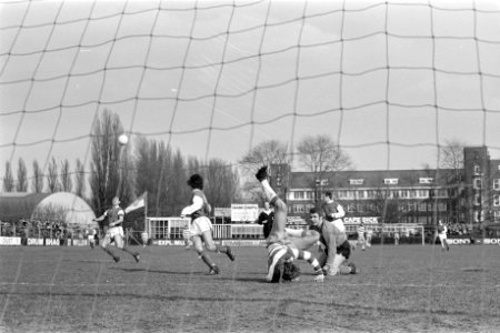 Blauw-Wit tegen DFC 1-0, Hoogeveen buitelt over doelman Versluis (DFC), Bestanddeelnr 925-4347