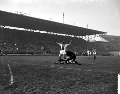 Blauw-Wit tegen Ajax 1-0, duel tussen doelman Van Drecht Noomen (liggend) en And, Bestanddeelnr 910-8073
