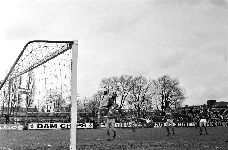 Blauw-Wit tegen Cambuur 0-1. Muller in duel met keeper Nasman van Cambuur, Bestanddeelnr 923-4067