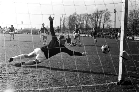 Blauw-Wit tegen AZ 67 0-0. Keeper Schouten ziet bal tegen paal vliegen, Bestanddeelnr 921-1717