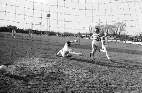 Blauw-Wit tegen SVV 4-0 doelpunt van F. Muller, Bestanddeelnr 924-2044