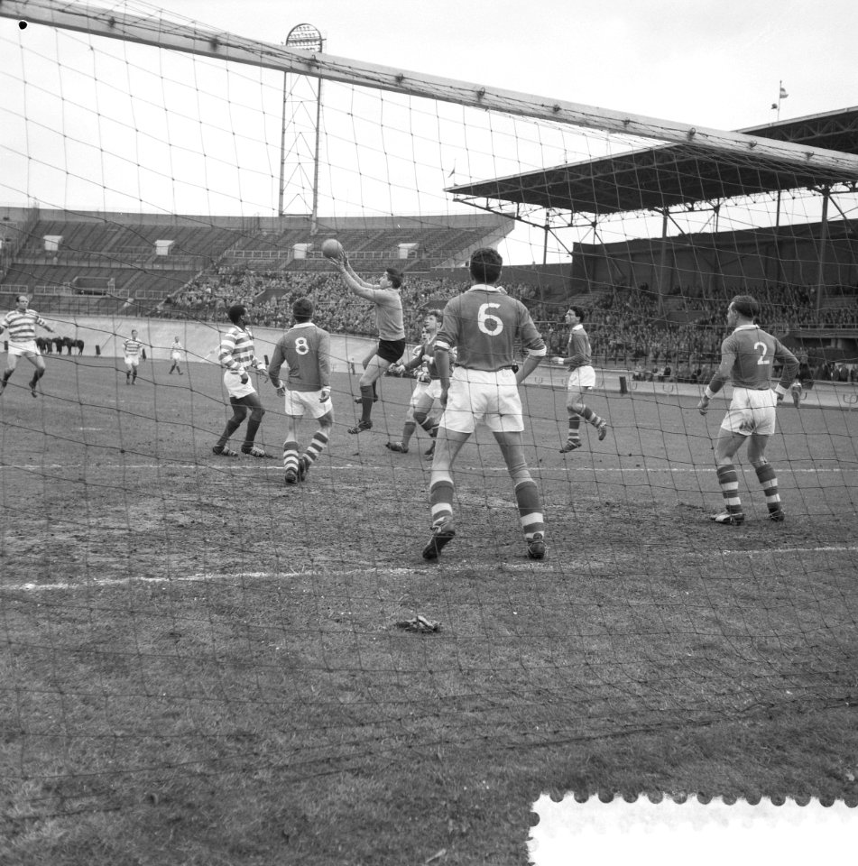 Blauw-Wit tegen MVV 0-2, spelmoment voor MVV doel, Vrijhof in actie, Bestanddeelnr 911-2053