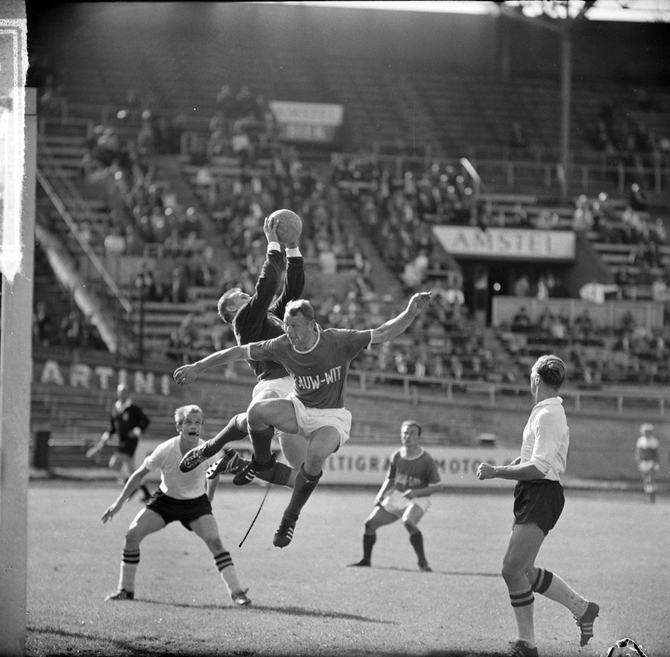 Blauw-Wit tegen NAC 0-2 Keeper van der Merwe in aktie tegen Koers (Blauw-Wit), Bestanddeelnr 915-5269