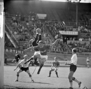 Blauw-Wit tegen NAC 0-2 Keeper van der Merwe in aktie tegen Koers (Blauw-Wit), Bestanddeelnr 915-5269