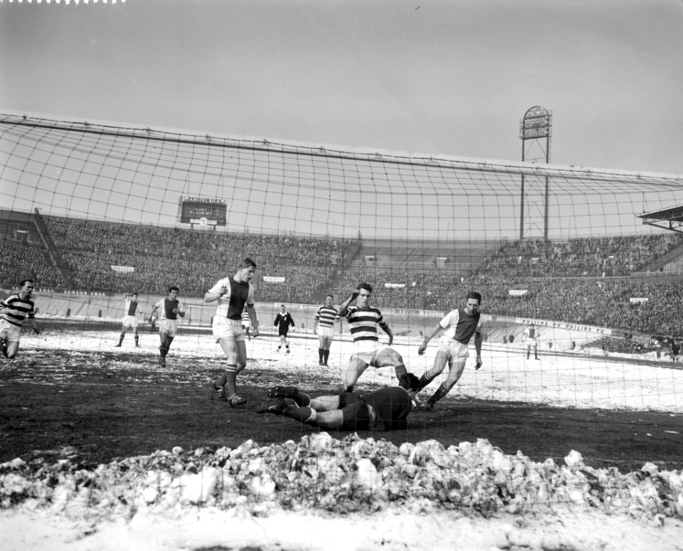 Blauw-Wit tegen Ajax. Pronk (Ajax), Hoogerman, Althof, van Mourik , Bleyenberg, Bestanddeelnr 913-5945