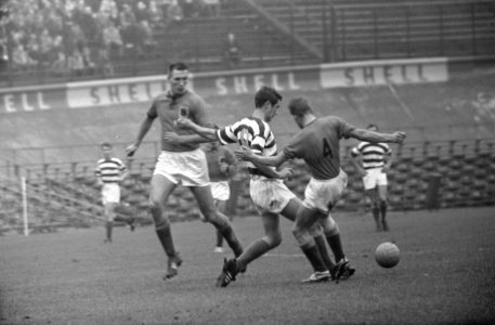 Blauw-Wit tegen Volendam 5-0, de Blauw-Witter Couperus, links Jannie Schilder, r, Bestanddeelnr 914-5210