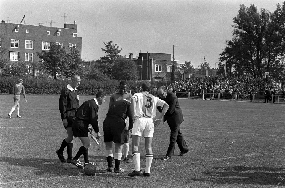 Blauw-Wit tegen Volewijckers 0-0. Wethouder Verheij opent sportpark met aftrap, Bestanddeelnr 920-6883