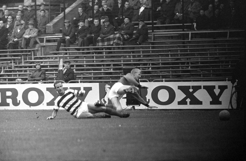 Blauw-Wit tegen Volendam 5-0 Dick Tol van Volendam (rechts), Bestanddeelnr 914-5211
