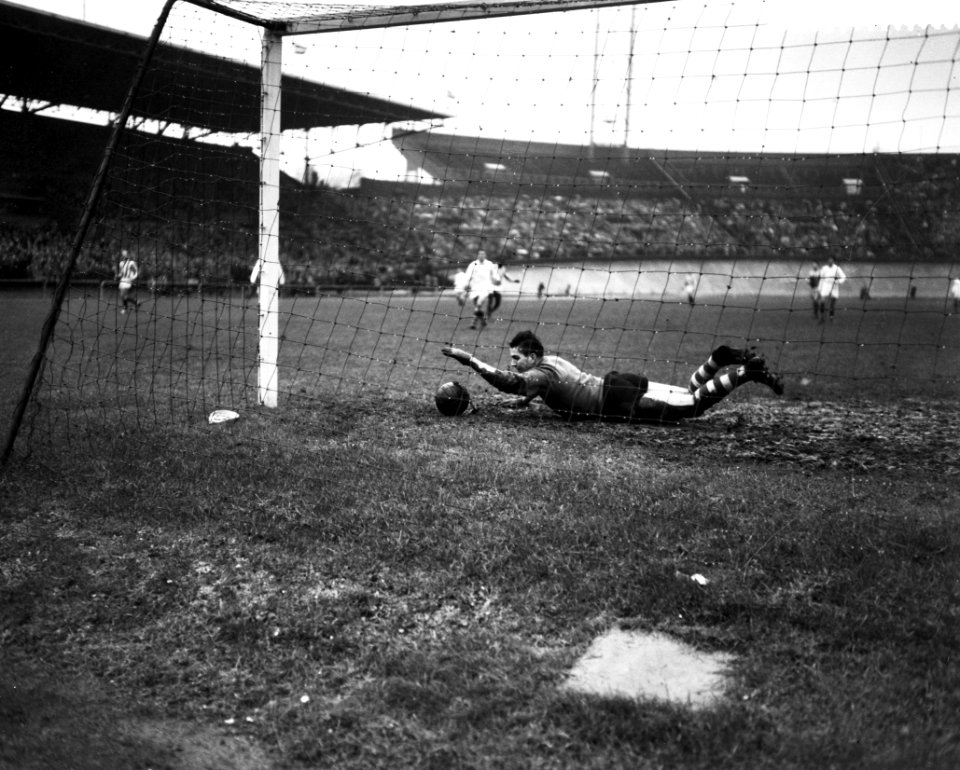 Blauw-Wit tegen MVV, keeper Vrijhof laat de bal bijna glippen, Bestanddeelnr 910-0346