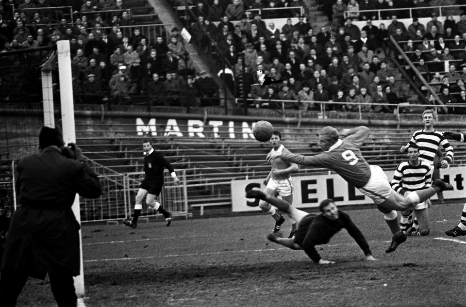 Blauw-Wit tegen Volendam 2-1, Dick Tol probeert met de hand te scoren, Bestanddeelnr 917-5053