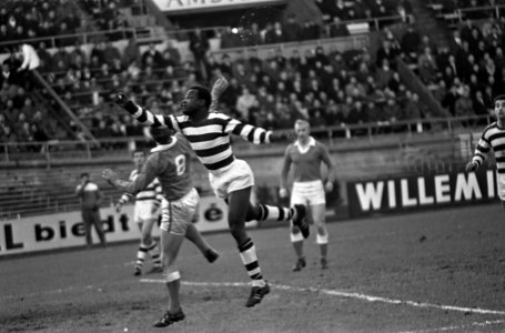 Blauw-Wit tegen Volendam 2-1. Erwin Sparendam van Blauw-Wit in luchtduel. Op de , Bestanddeelnr 917-5054