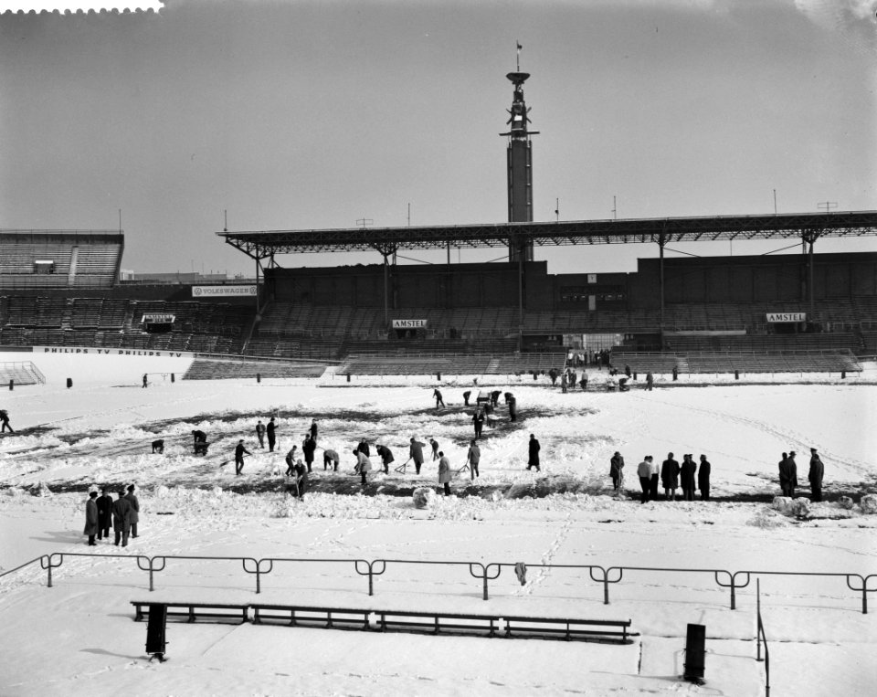Blauw-Wit tegen Ajax. Sneeuwruimen, Bestanddeelnr 913-5949