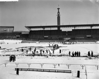 Blauw-Wit tegen Ajax. Sneeuwruimen, Bestanddeelnr 913-5949