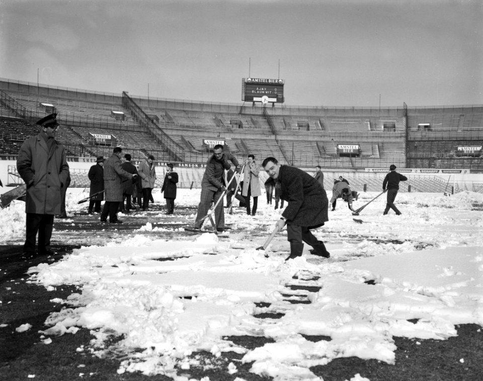 Blauw-Wit tegen Ajax. Jan Blaaser ruimt sneeuw, Bestanddeelnr 913-5944