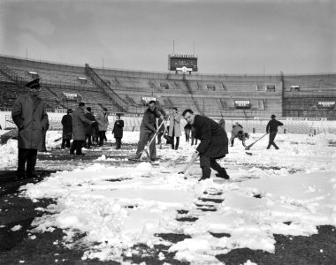 Blauw-Wit tegen Ajax. Jan Blaaser ruimt sneeuw, Bestanddeelnr 913-5944