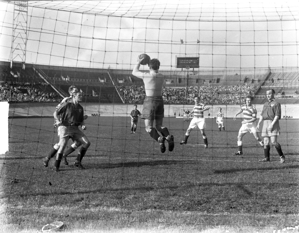 Blauw-Wit tegen Haarlem 3-2. Spelmoment keeper Klokhuis, Bestanddeelnr 904-1925