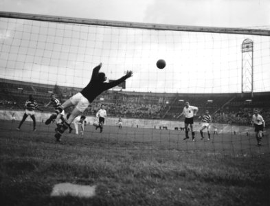 Blauw-Wit tegen NAC 4-2, Englandert Blauw-Wit scoort het tweede doelpunt en pass, Bestanddeelnr 909-8602