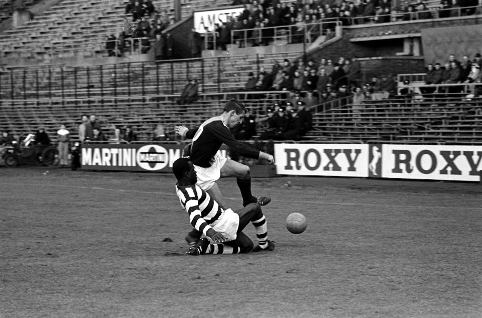 Blauw-Wit tegen DHC 2-1, Spaarndam (Blauw-Wit) in duel met Den Engelsen (DHC), Bestanddeelnr 917-4278