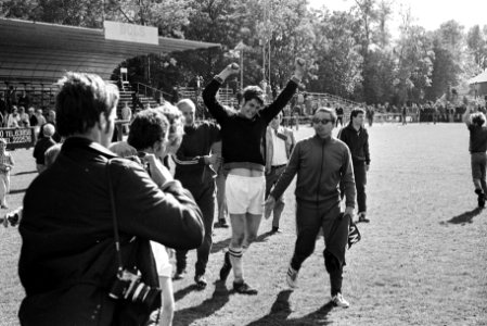 Blauw-Wit tegen DFC 0-0 DFC blijft in eerste divisie keeper Jan de Jong juicht, Bestanddeelnr 923-5618